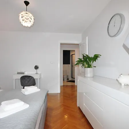 Family First Apartamento *